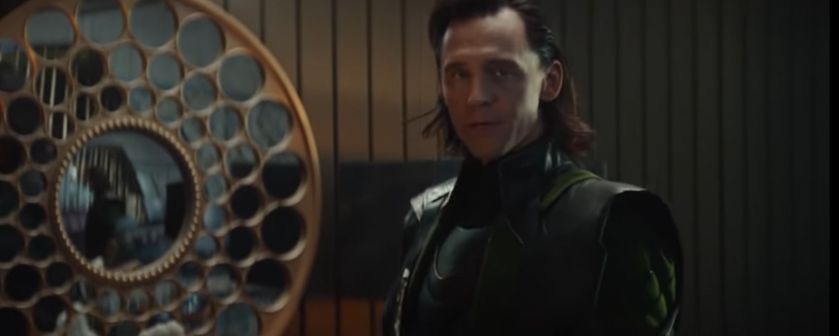 Локи снова в своём наряде из первых Мстителей 