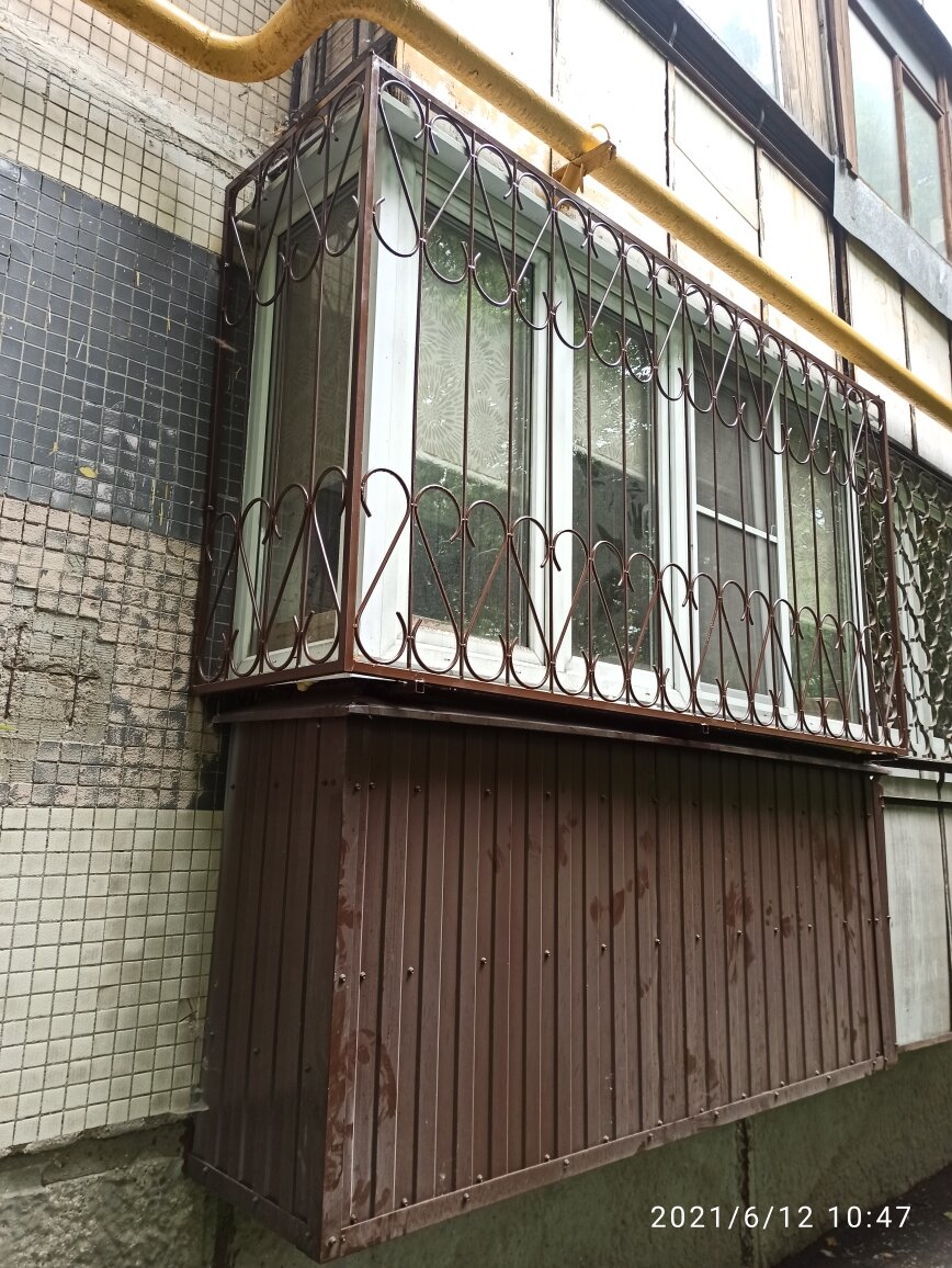 Установка решетки на лоджию первого этажа