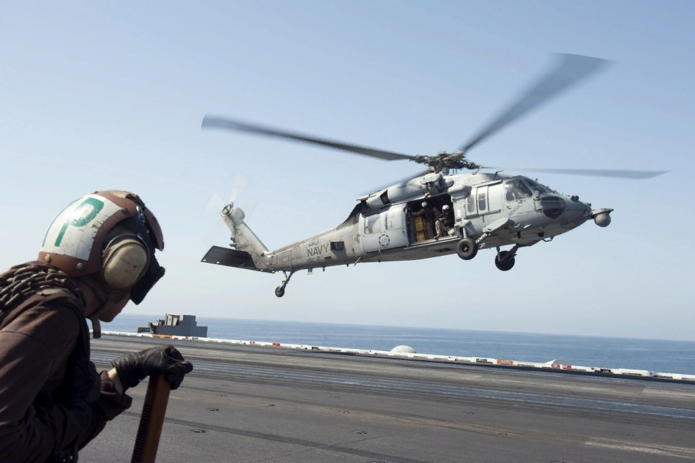 MH-60S Seahawk из состава авиакрыла АВМА "Гарри С. Труман" (U.S. Navy photo by Mass Communication Specialist Seaman Karl Anderson)