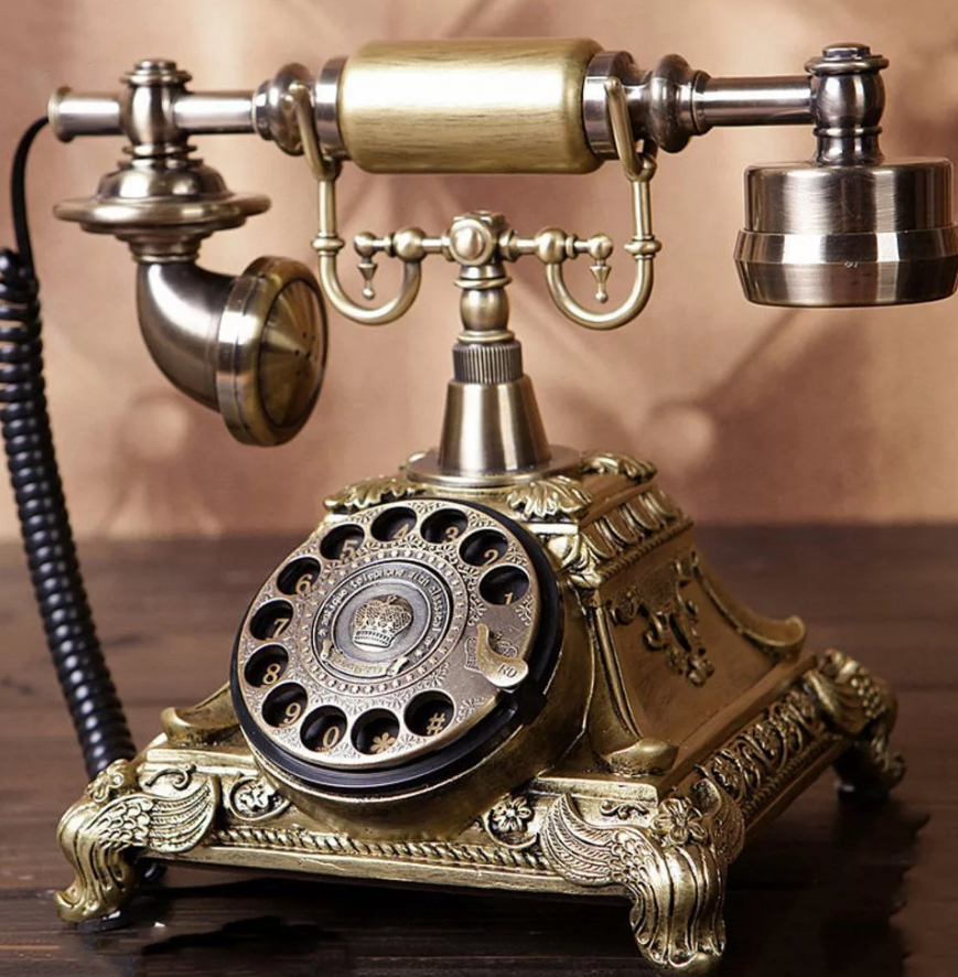 Покупают старые телефоны. Старинный телефонный аппарат. Телефонный аппарат ретро. Необычные Телефонные аппараты. Первый телефонный аппарат.