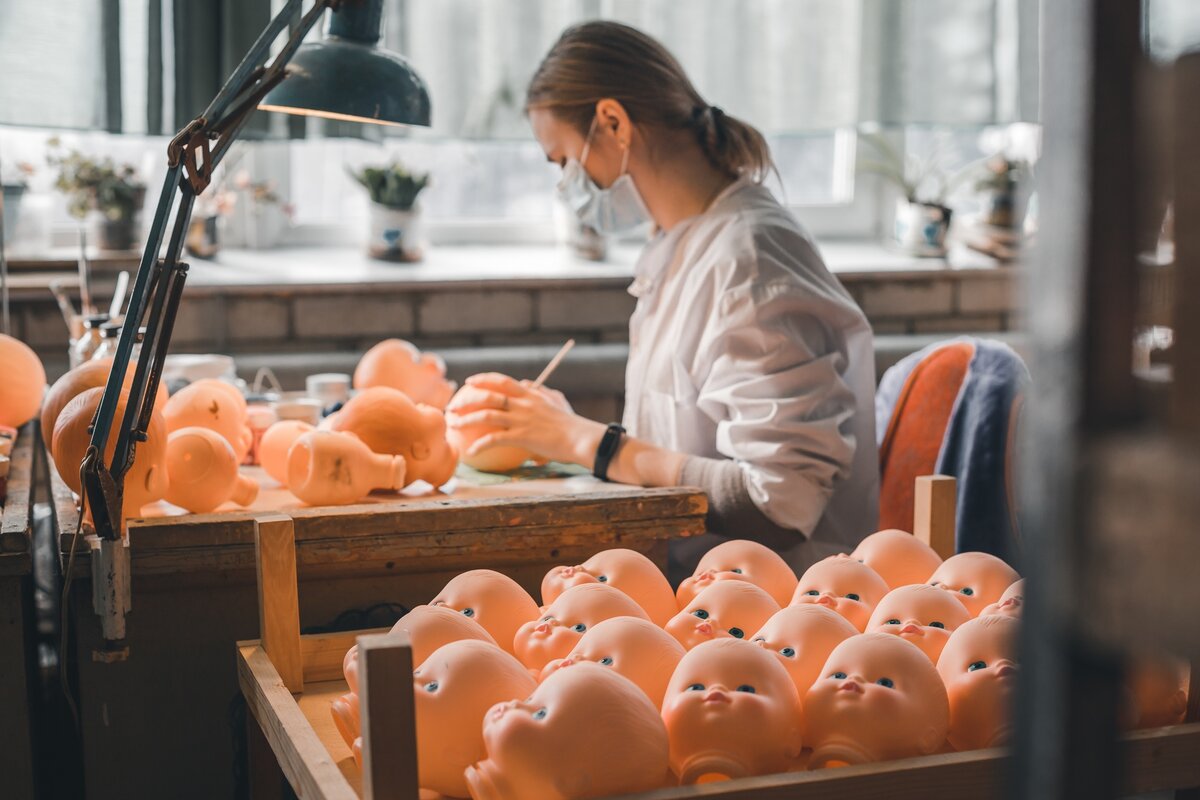 Игрушки производство собственное. Фабрика игрушек. Завод игрушек. Игрушечный цех. Производство кукол.