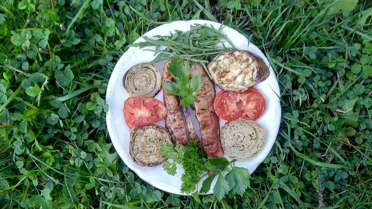 Молоки жареные с баклажанами, помидорами, луком и свежей зеленью с грядки