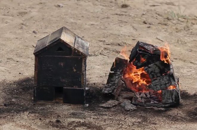 Слева деревянный домик из пропитанной древесины, справа из обычной