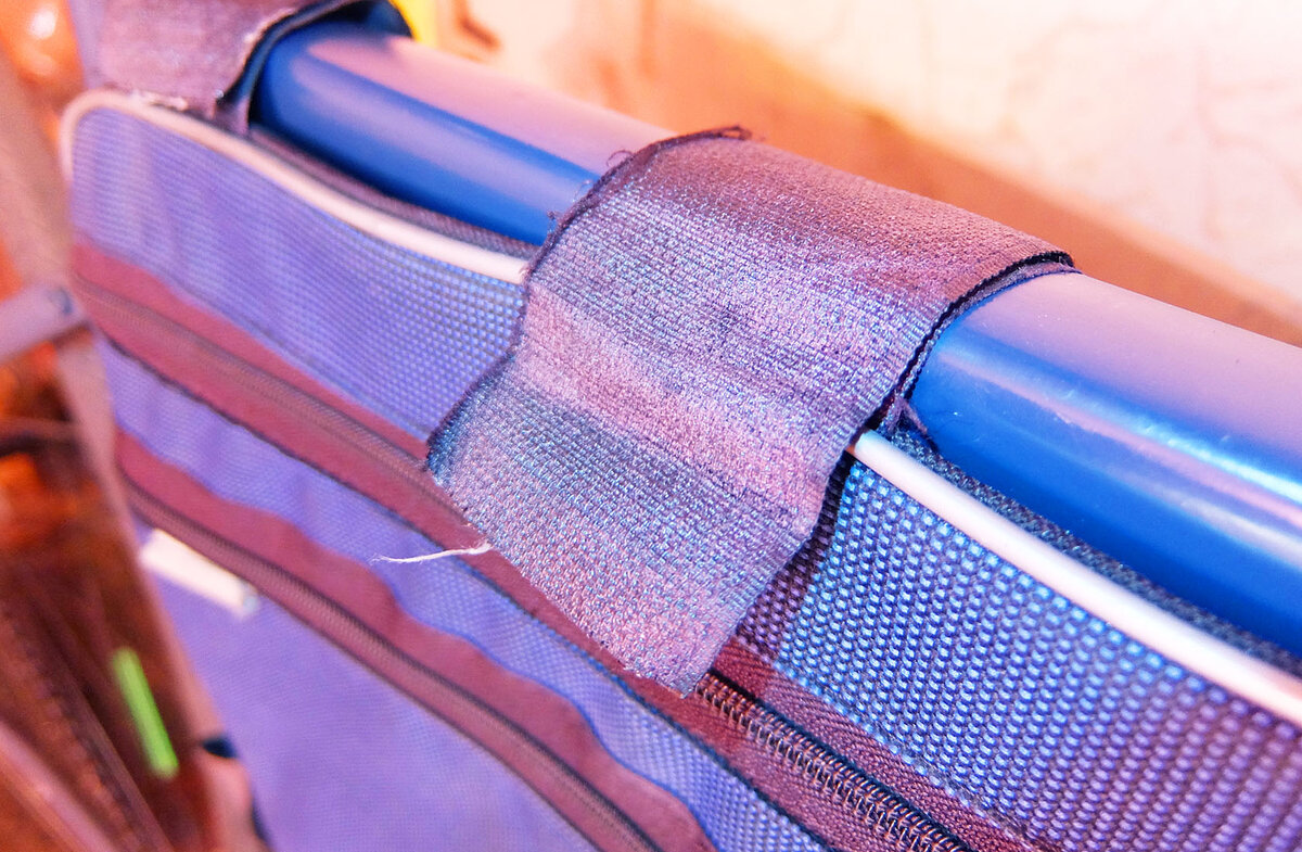 Неправильная установка. Этот оттопыренный край липучки быстро проделает дыру в штанах.