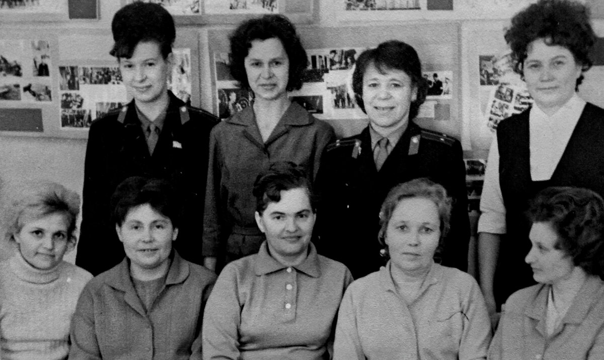Проследим эволюцию кадровой службы на примере моего родного ОВД. Вот эта молоденькая лейтенантша (стоит третья слева) в начале 70-ых являлась единственным кадровиком в нашем ОВД. И вполне справлялась... Фото из личного архива автора.