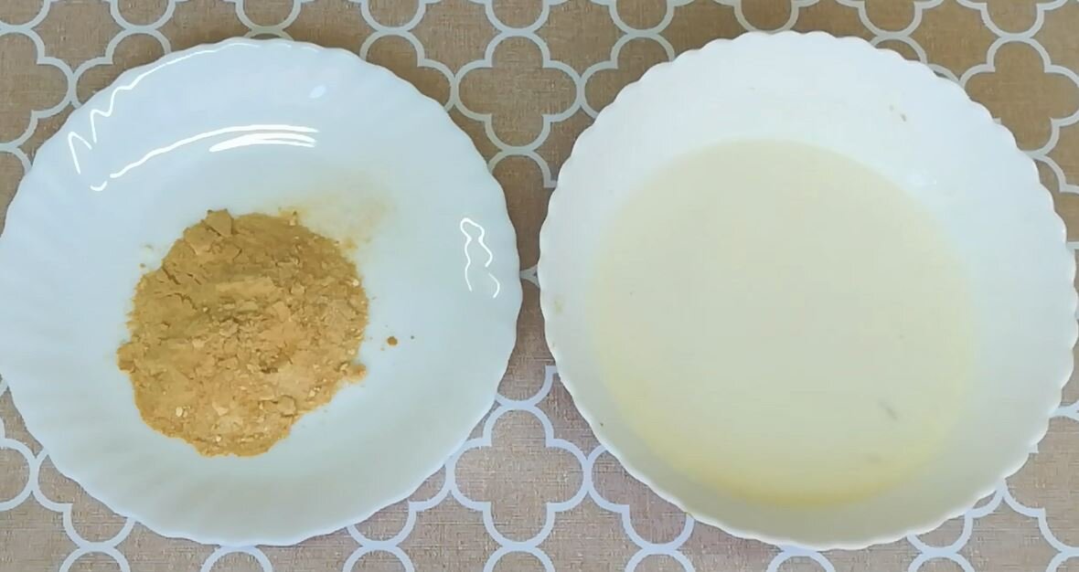 Мука и молоко после замачивания мякиша белого хлеба