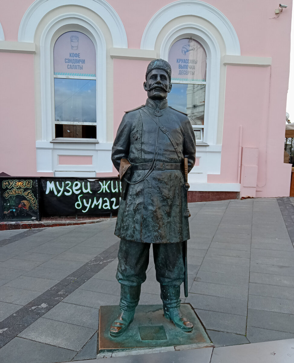 Россия. Нижний Новгород. Городская скульптура "Городовой"