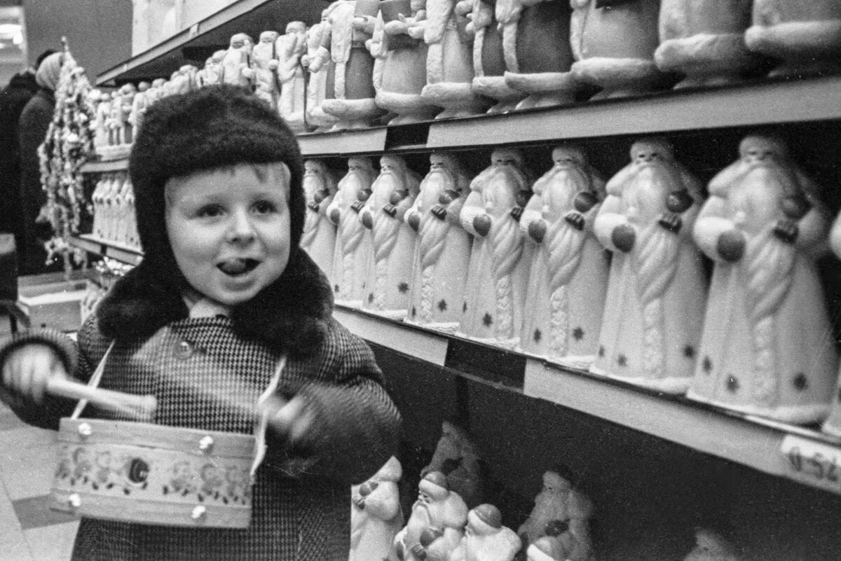 Мальчик в магазине игрушек. Автор фото - Л. Пахомова. Источник фото: soviet-postcards.com