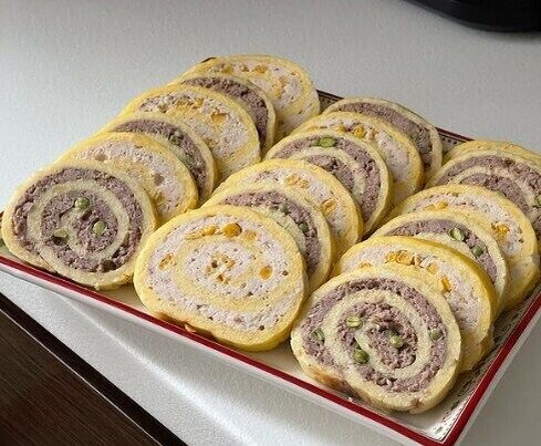 Мясной рулет в омлете. Источник: Скриншот lileklilek2 в Instagram