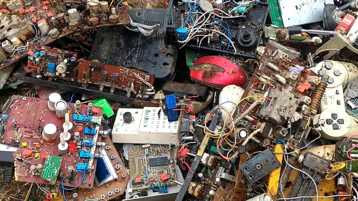 Разные платы на свалке. Фото из открытых источников: Яндекс. Картинки.