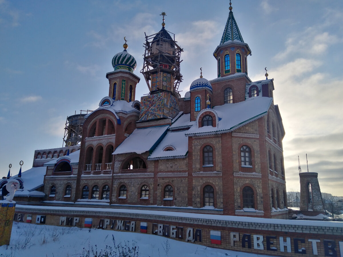 Вид храма со стороны железнодорожной станции Старое Аракчино