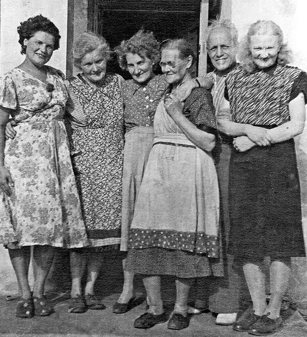 Мама, бабушка, дедушка и родственники бабушки на Рижском взморье. 1953 г.