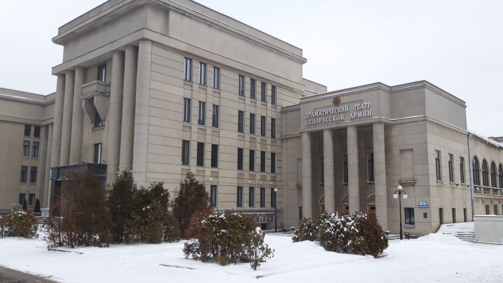 вход со стороны Александровского сквера