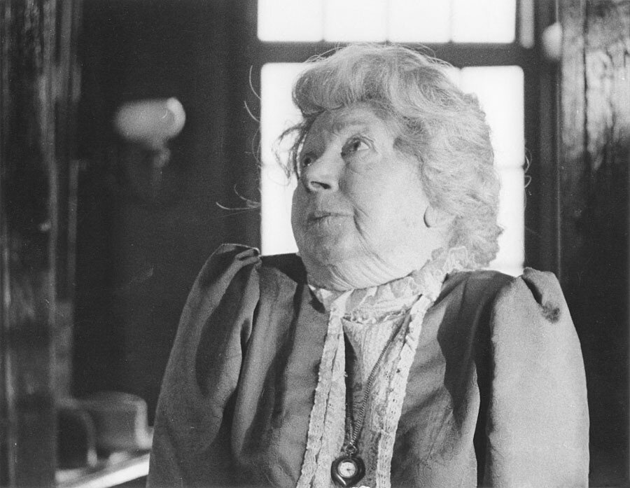 Рина Зелёная в роли миссис Хадсон. 