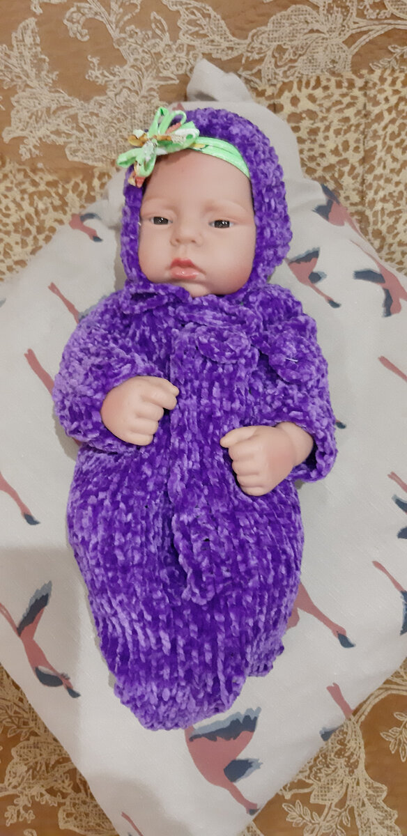 Это девочка в "спальнике" - вроде как прохладно дома. Пробовала вязать из "плюшевой" пряжи - не понравилось, для игрушек ничего, но для себя не стану.