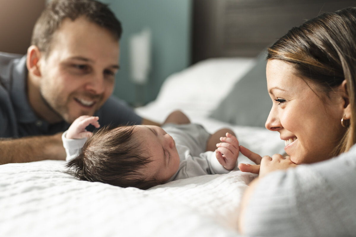 Сейчас заботишься. Couple with Newborn. Picture Baby with parents first time after Birth. We're having a Baby.