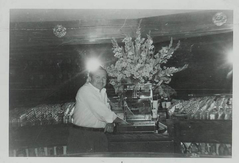 Одна из немногих гуляющих по интернету фотографий маэстро