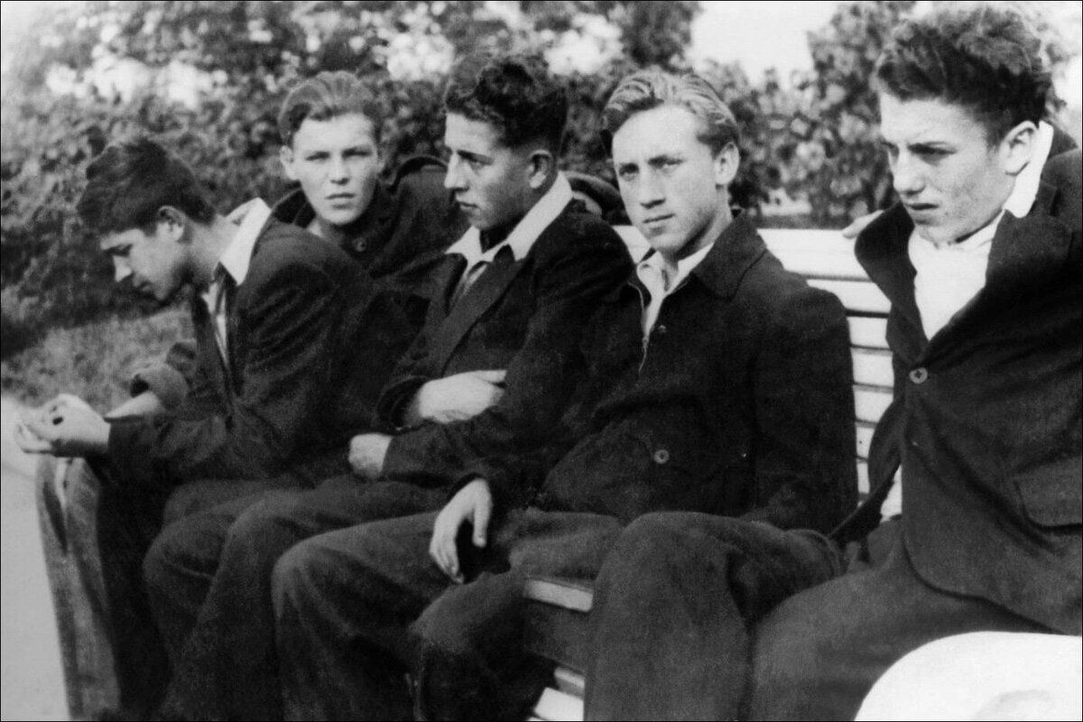 Владимир Высоцкий и его одноклассники, 1955 год.