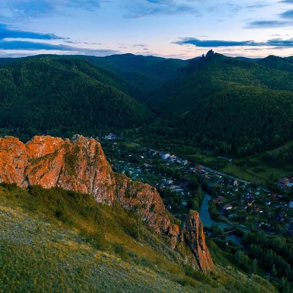 Красный гребень, Красноярск. На заднем плане справа Столб Такмак