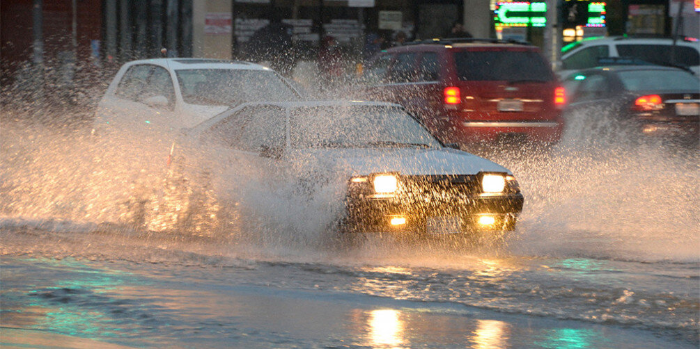 Свет фар, грязная вода - все это сложно для новичка