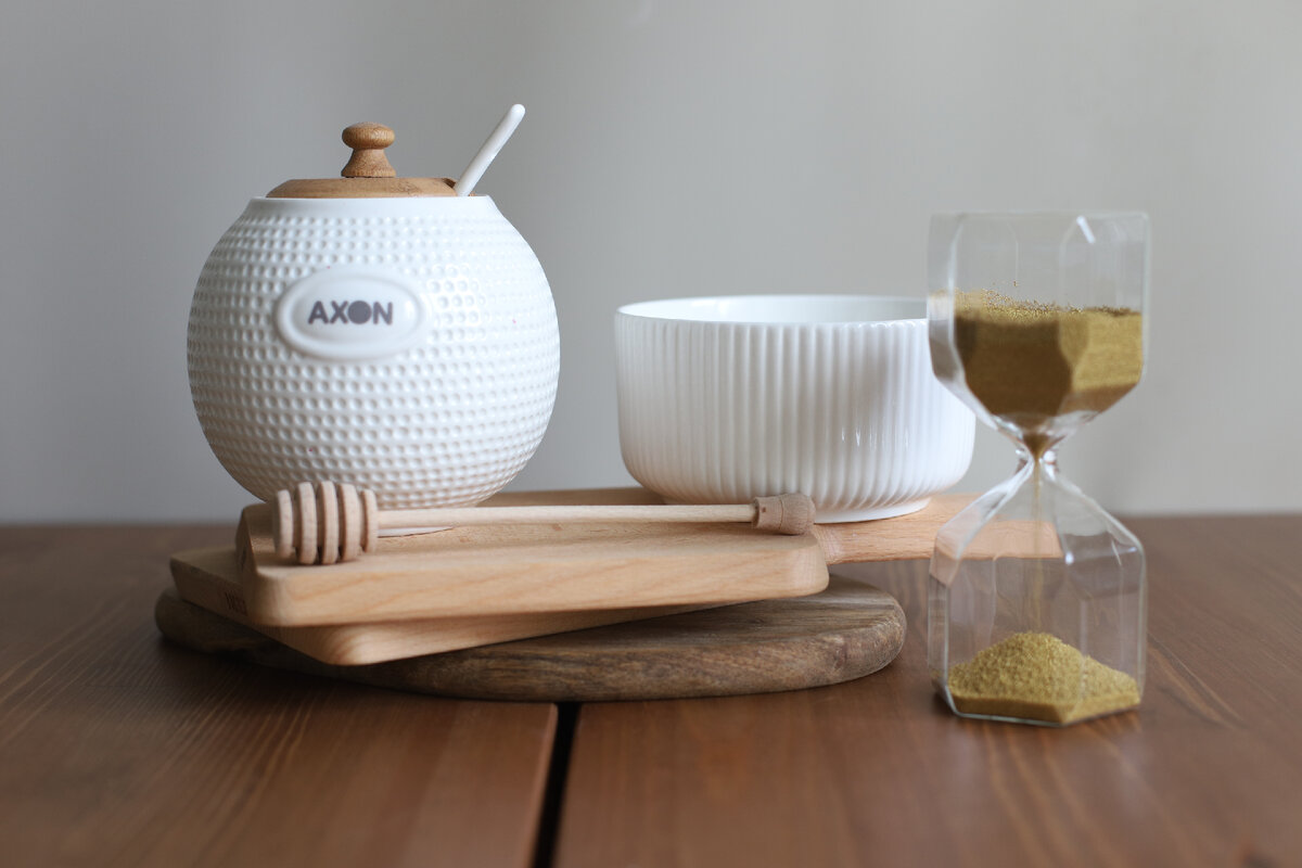 Различные доски и песочные часы куплены мной в ИКЕА. Я стараюсь следить за уровнем захламленности у себя дома и поэтому перед покупкой того или иного товара взвешиваю все ЗА и ПРОТИВ. Именно эти аксессуары служат моими отличными помощниками и украшениями на кухне