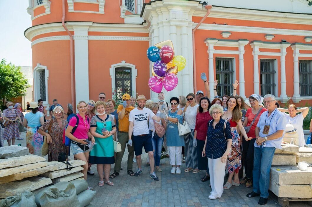 До конца года программа "Мой район" и проект "Гуляем по Москве" проведут 140 бес