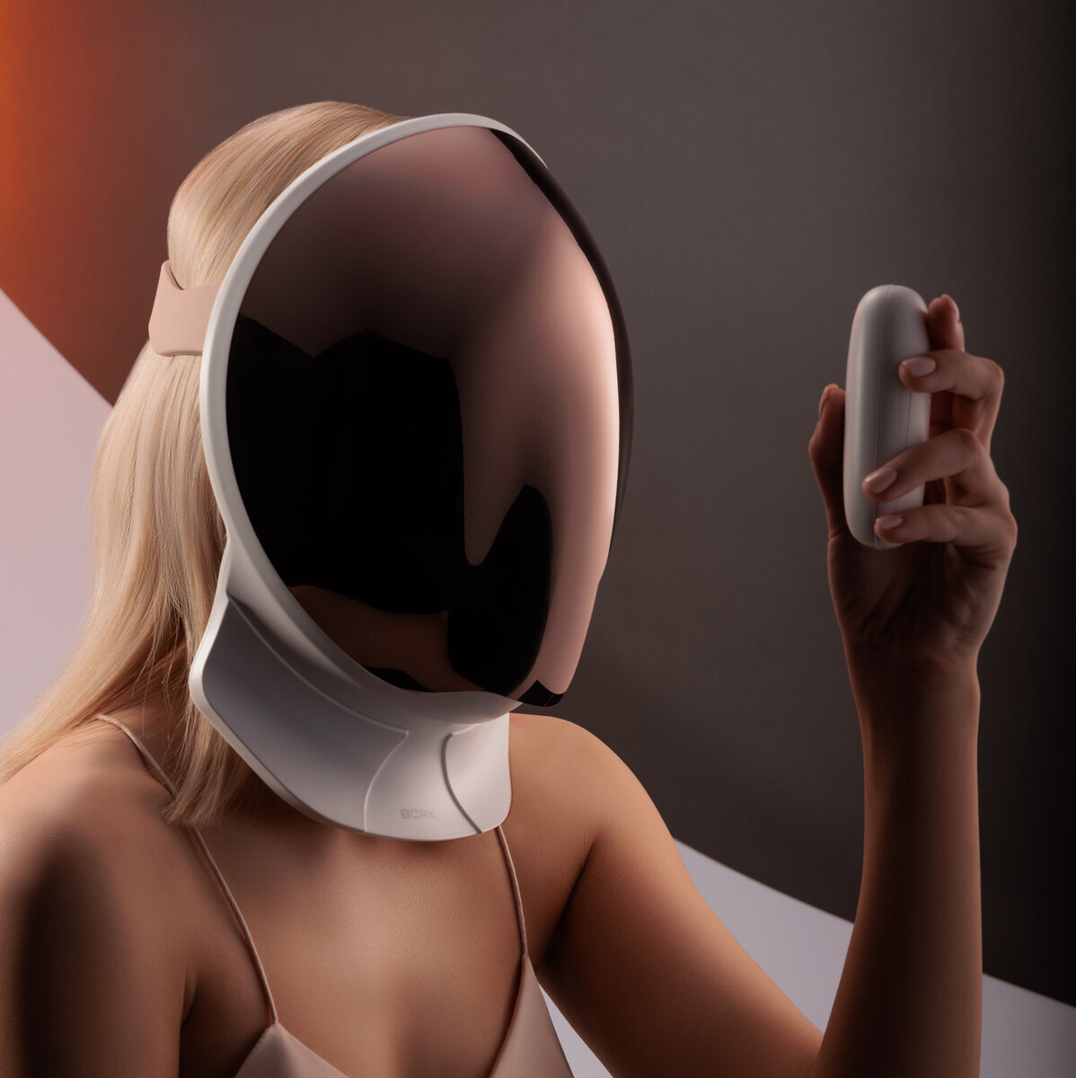 При помощи GLED-маски BORK можно проводить полноценные профессиональные косметологические процедуры в домашних условиях для улучшения состояния кожи. Чем уникальна LED-маска?

При помощи гаджета можно в домашних условиях провести полноценную профессиональную космологическую процедуру. Светотерапия LED-маской направлена на очищение, осветление и подтяжку кожи лица и шеи. Все больше знаменитостей отдают предпочтение светотерапии для поддержания своей красоты. Среди знаменитостей применяющих методику Мадонна, Ким Кардашьян, Джессика Альба и многие другие. Метод несколько лет назад стал настоящим beauty-хитом.

По данными следований после 2-х недельного применения маски совместно с увлажняющим комплексом  увеличивается плотность и упругость кожи лица. 

Как работает гаджет?

В GLED-маску BORK встроены 1040 светодиодов с волнами разной длины. Гаджет имеет 3 режима светотерапии. Синие и розовые светодиоды борются с покраснением, акне и бактериями, которые провоцируют воспаления. Красные светодиоды запускают механизм синтеза коллагена и эластина. Для кожи с проявлением пигментации, купероза или розации подойдут лампочки излучающие зеленый и желтый свет. Эти цвета влияют на клетки производящие меланин.

Гальванотерапия

Кроме перечисленных выше процедур маска обладает гальванотерапией, которая ускоряет регенерацию, снимает отеки улучшает кровообращение. Эффект достигается за счет введения косметических средств с помощью постоянного маломощного тока.

Напомним, изначально LED-маски использовались учеными NASA для восстановления кожи от ожогов, повреждений и обезвоживания кожи космонавтов. Позже процедура перестала быть секретной и применялась в прогрессивных центрах красоты.

Производится в Корее.

Какие еще плюсы есть у GLED-маски BORK?

Управление с пульта.
Голосовой помощник.
Маска сделана так, что во время процедуры можно видеть окружение.
Регулировка ремня и дополнительный фиксатор.
Встроенная функция обеззараживания ультрафиолетом. Функция работает в автоматическом режиме.
Беспроводная зарядка.
