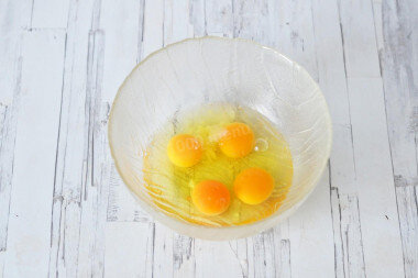 ШАГ 2:
В миску разбейте яйца комнатной температуры, всыпьте соль.