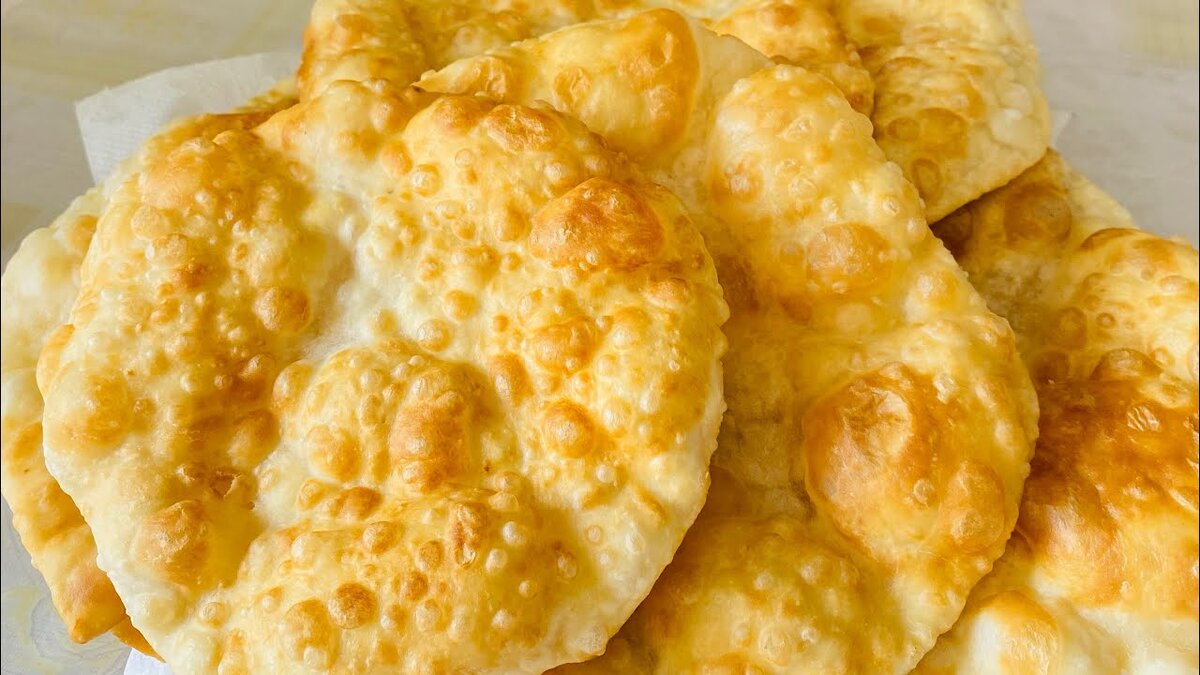 Лепёшки получаются золотистыми и хрустящими.