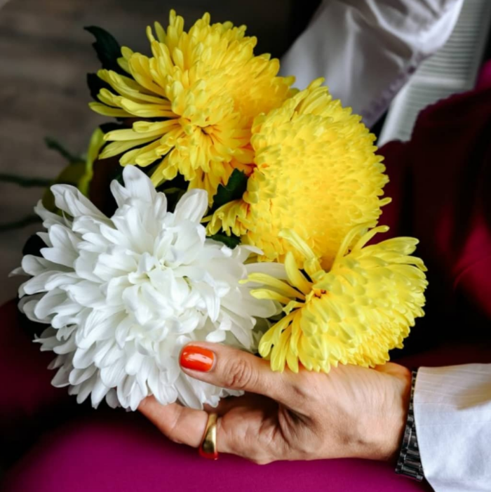 В долгих отношениях мужчины часто снижают уровень внимания к женщине, перестают баловать и удивлять. Почему?  
🟥они считают, что женщину уже ничем не удивить;
🟥банально: быт. Вкладываясь в продукты, коммунальные расходы и детей, они веруют, что этого предостаточно.

Знаете, какое забавное наблюдение я сделала. Женщины, которые приходят ко мне на консультации, поверили сами, что им достаточно! А потом выплывают обиды, претензии и неудовлетворённость. 

Может ли женщина сделать всё сама: и полезное семье, и приятное семье? Однозначно, да. Мы можем всё! Я топлю за это. 

Но! Как при этом не лишить мужчину желания продолжать ухаживать, «охотиться» и заботиться о своей любимой? Необходимо сохранять тонус отношений. Ни в коем случае не лишайте мужчину возможности быть галантным кавалером.

Для Вас это - маленькие украшения, милые подарки, романтичные прогулки и вкусный кофе из кофеен и ощущение тотального внимания к Вам!

А для мужчины – это реальный подъем его мужской силы! Видя, что они радуют свою подругу, мужчины мотивируются к увеличению дохода, карьерному росту. Чего так не хватает в жизни многих!

Как вернуть в Вашу совместную жизнь интерес и ухаживания - на моих консультациях (кстати, можете записаться прямо сейчас в директ).

Этим воскресным вечером самое время мягко намекнуть своему мужчине о романтике и ухаживаниях! 🥰Посмотрите один из моего топа-3 фильмов,
которые сами скажут все мужчине за Вас:

1. "Амели" (2001г.)
2. "Сладкий ноябрь (2001г.)
3. "Завтрак у Тиффани" (1961г.)

Какой у Вас самый любимый?