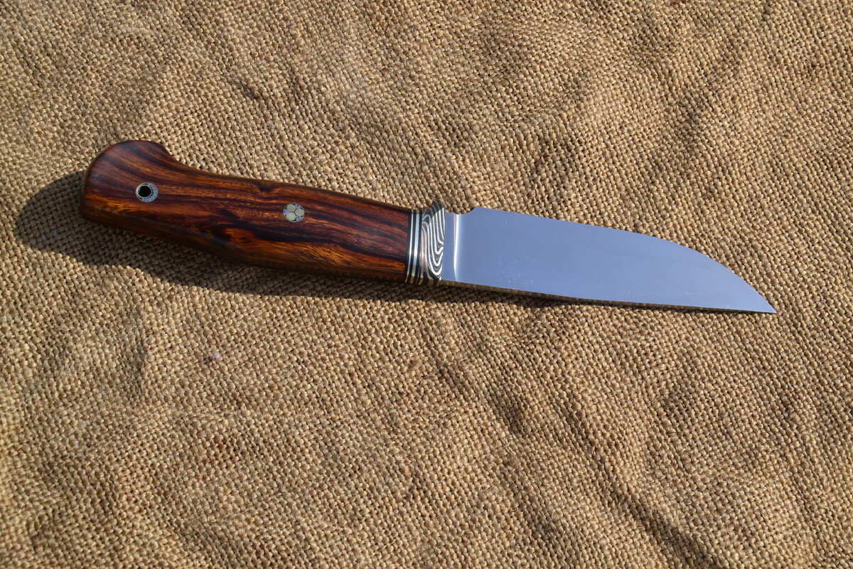 Нож Егерь - сталь Lomax PM, мокумэ, G10, айронвуд, мозаичные пины. Общая длина ножа 245 мм.
Клинок: 120*30*4 мм.
Спуски прямые от обуха, продольный сатин 800 грит.
Твёрдость 62-64 HRC.(с крио)