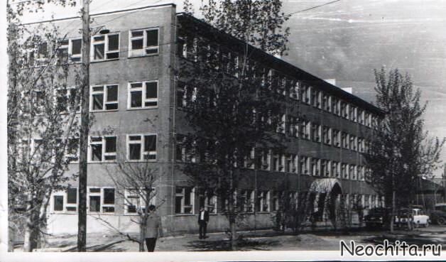 Блок "А" в/ч 14311, фото 1975 года(из Интернета) ВОЕНПРОЕКТ, проектное бюро при строительно-квартирных органах ЗабВО, Чита. Создано в 1934. Первый руководитель Д. Г. Степанян. До начала ВОВ построены: здание Чит. госпиталя, казармы, здание штаба ЗабВО, начато строительство ОДОРА, множество укрепрайонов и военных городков. С 1938 организация преобранизована в Военпроект КЭУ ЗабВО, в 1940–41 — Военпроект окружного военно-строительного управления. В этот период организацией руководил инженер 1-го ранга Амосов. В годы ВОВ именовалось Военпроект ВСУ Заб. фронта, в 1944—46 — Военпроект при в/ч 83478-Б (возглавлялся М. Клековкиным), в 1946–52 — Военпроект КЭУ ЗабВО. В этот период разрабатываются новые укрепрайоны и военные городки на границе с МНР и Китаем. В 1952 образован Военпроект-457, ставший самостоятельной организацией (руководители: Малышев, Максимов, Г. Г. Осипов, И. Н. Авраменко). По проектам организации построен ряд жилых домов в Чите, литейный цех машзавода, механосборочный цех авторемонтного предприятия. С 1968 организация вела проектирование на территории МНР. С 1979 переименована в воинскую часть. Работала по проектированию военных городков, укрепрайонов, авиаремонтного предприятия в г. Улан-Удэ, осваивала проектирование сейсмостойких зданий и сооружений. Особое внимание уделялось конкурсному и вариантному проектированию. Разработано несколько региональных проектов. Велись работы в районах ближнего Заполярья, разрабатывалось научно-техническое обоснование новых типов зданий, сооружений и инженерных сетей. С 1995 носит название Чит. филиал 52-го Центрального проектного ин-та Министерства обороны РФ. 
Источник: http://encycl.chita.ru/encycl/person/?id=1737 © Энциклопедия Забайкалья