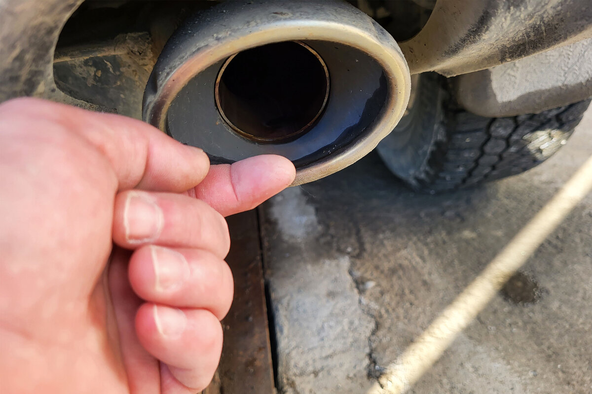 на пальце нет ни налета, ни сажи