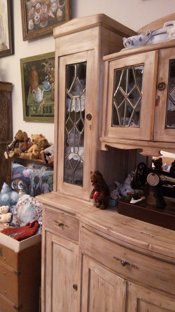 В галерее тепло и уютно. Художнице помогает её дочь. Нино говорит, что главное для нее это семья. 