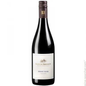 Weingut Kloster Eberbach – это историческое хозяйство в Рейнгау с девятисотлетней историей. Оно является частью бывшего цистерцианского монастыря в городке Eltville im Rheingau, и было основано в 1136 году Бернаром Клерво, как первый цистерцианский монастырь на восточном берегу Рейна. Долгие годы, хозяйство являлось центром всего немецкого виноделия. С 1998 года Kloster Eberbach находится под управлением государственного благотворительного фонда, и располагает примерно 130 га виноградников. Главный специалитет хозяйства, вина из сортов Рислинг, и Шпетбургундер (Пино Нуар). Кроме этого, под тем же управлением находится хозяйство Domäne Bergstrasse в регионе Hessische Bergstrasse южнее от Рейнгау.
Пробуем Kloster Eberbach Crescentia Pinot Noir trocken 2010 года.
Это 100% Пино Нуар с различных участков хозяйства. Одним из главных критериев отбора, было полное созревание Пино Нуара.
Цвет вина блестящий, яркий, с переливами, и рубиновым оттенком.
В букете много красных ягод в дуэте с нотками леса и специй. Спелая вишня, красная смородина, и малина на фоне дуба, подлеска, кустарника, сухого мха, сушеных гвоздик и фиалок. Приятный, понятный, и очень узнаваемый. Вполне бургундский стиль, напоминающий вина Жевре-Шамбертен. Причём лесные ноты начинают заметно доминировать по мере раскрытия вина в бокале.
Во вкусе освежающая, и деликатная кислотность, с привкусом ягод, придающая вину некоторую тонкость, и элегантность стиля. Умеренный танин, довольно мягкий, но холодный, с горчинкой вишнёвой косточки дополняет структуру. Текстура скользящая. Алкоголь в средних значениях, хорошо вписывается в структуру, если подавать вино при необходимых 18-20°С. Баланс кажется очень хорошим, и сейчас вино 2010 года полностью готово. Стиль северный, холодный.
На финише остаточная кислотность, и полный фруктовый привкус в остатке, средней длинны, содержащий в себе палитру красных ягод.
Потенциал вина хороший, и я был удивлён, что этот базовый Пино десятилетнего возраста сохранился лучше, чем я мог предполагать раньше. И на мой взгляд, учитывая потенциал, ещё в десяток лет, этот Пино Нуар на данный момент лучший в своей категории, из этого региона что мне доводилось пробовать. Несмотря на возраст, он молод, задорен и динамичен во вкусе, за что мы и любим вина из этого сорта. Приятный, понятный, и ароматичный. Прекрасное вино, отлично сочетающиеся с блюдами из тушеной дичи, мяса, и жареной рыбы.