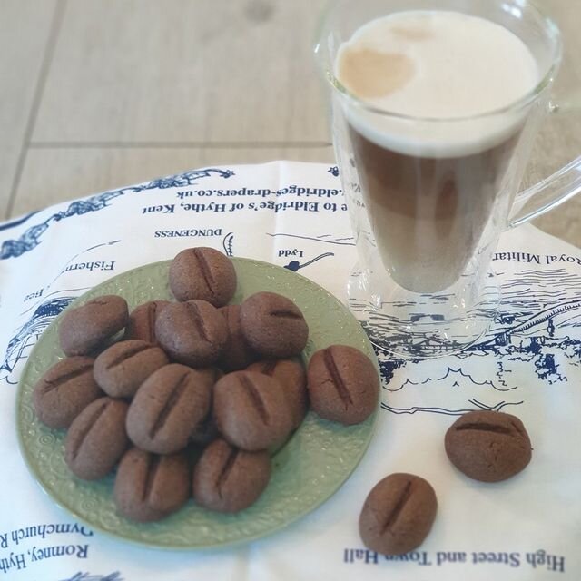 Кофейные зёрна: масло сливочное, сахар, кофе, французское какао, молоко, яичный желток, мука пшеничная. Печенье хрупкое, шоколадно-кофейное...⠀⠀⠀⠀⠀⠀