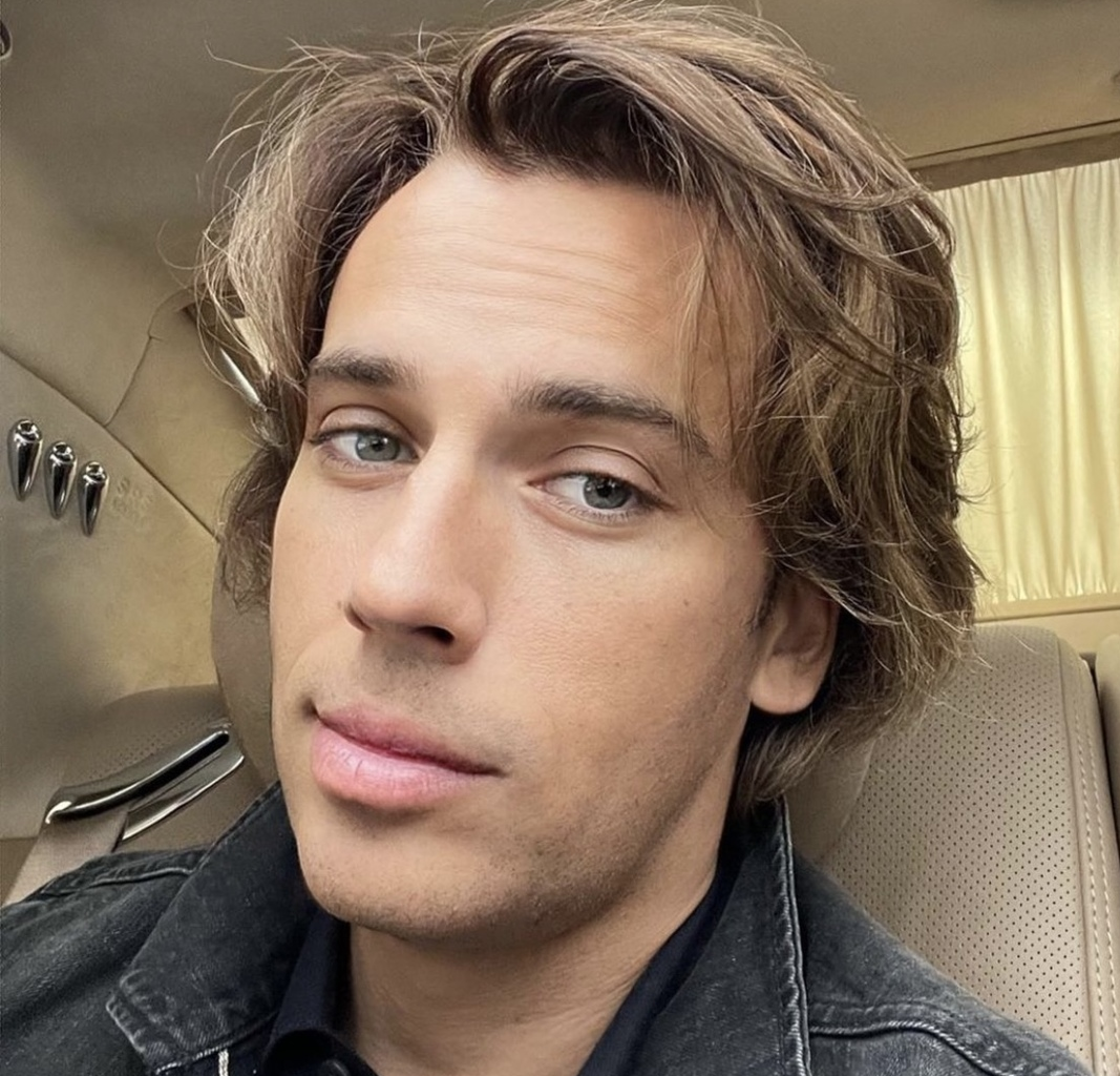 Вот так сморишь, вроде и симпатичный, но что-то всё равно не так