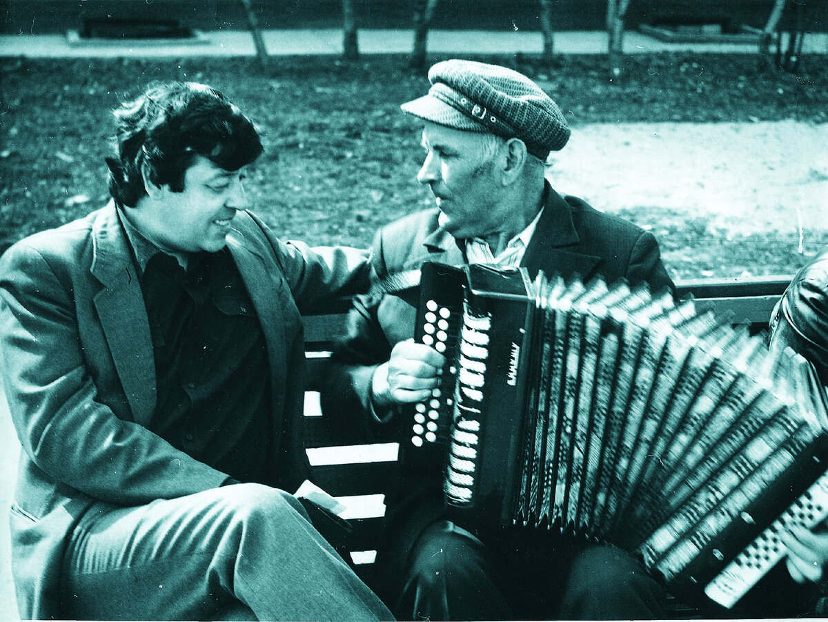 Геннадий Заволокин с героем «Играй-гармони»