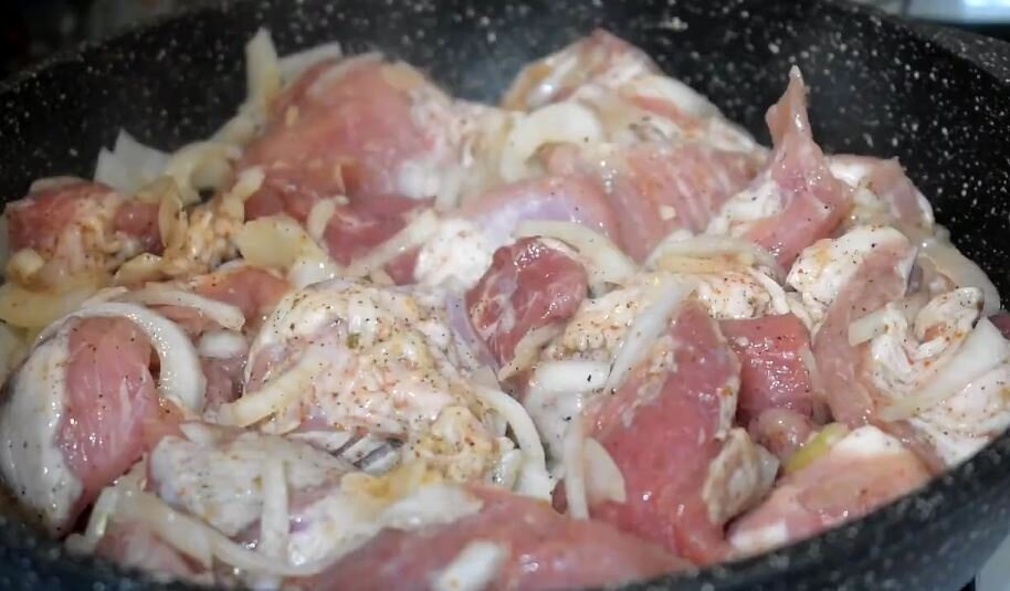 Шашлык домашний на сковородке. Шашлык на сковороде. Шашлык на сковороде из свинины. Шашлык в кастрюле. Маринованный шашлык на сковородке.