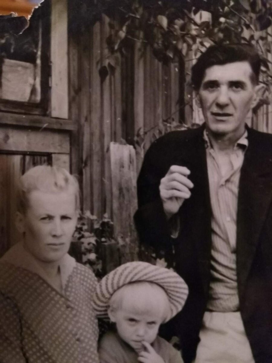 Фото автора. Моя семья. Конец 60-х прошлого века. Автор в шляпке