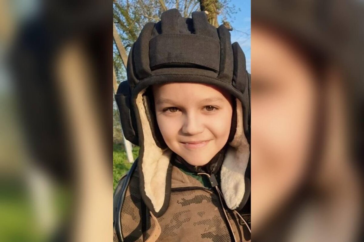 Российские танкисты подарили юному патриоту настоящий шлемофон. Фото © Telegram / SHOT