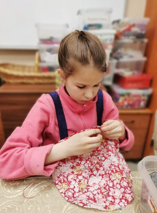  1. Берем кусок плотной ткани (драп, костюмная ткань) шириной примерно 7 см и длиной около 30-40 см.