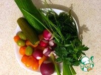     1. Вымыть овощи, зелень и ламинарию. 2. Разрезать свежий огурец и редис на 4 части и покрошить на тонкие пластинки. 3. Помидоры нарезать пополам. 4. Мелко покрошить зелень и морскую капусту. 5. Отделить косточки от оливок и мелко покрошить мякоть. Примечание. Если используются крупные помидоры, то их режем на небольшие кусочки. В этом рецепте была использована свежая морская капуста. При необходимости можете попробовать использовать соленую, предварительно хорошо ее промыв от соли.