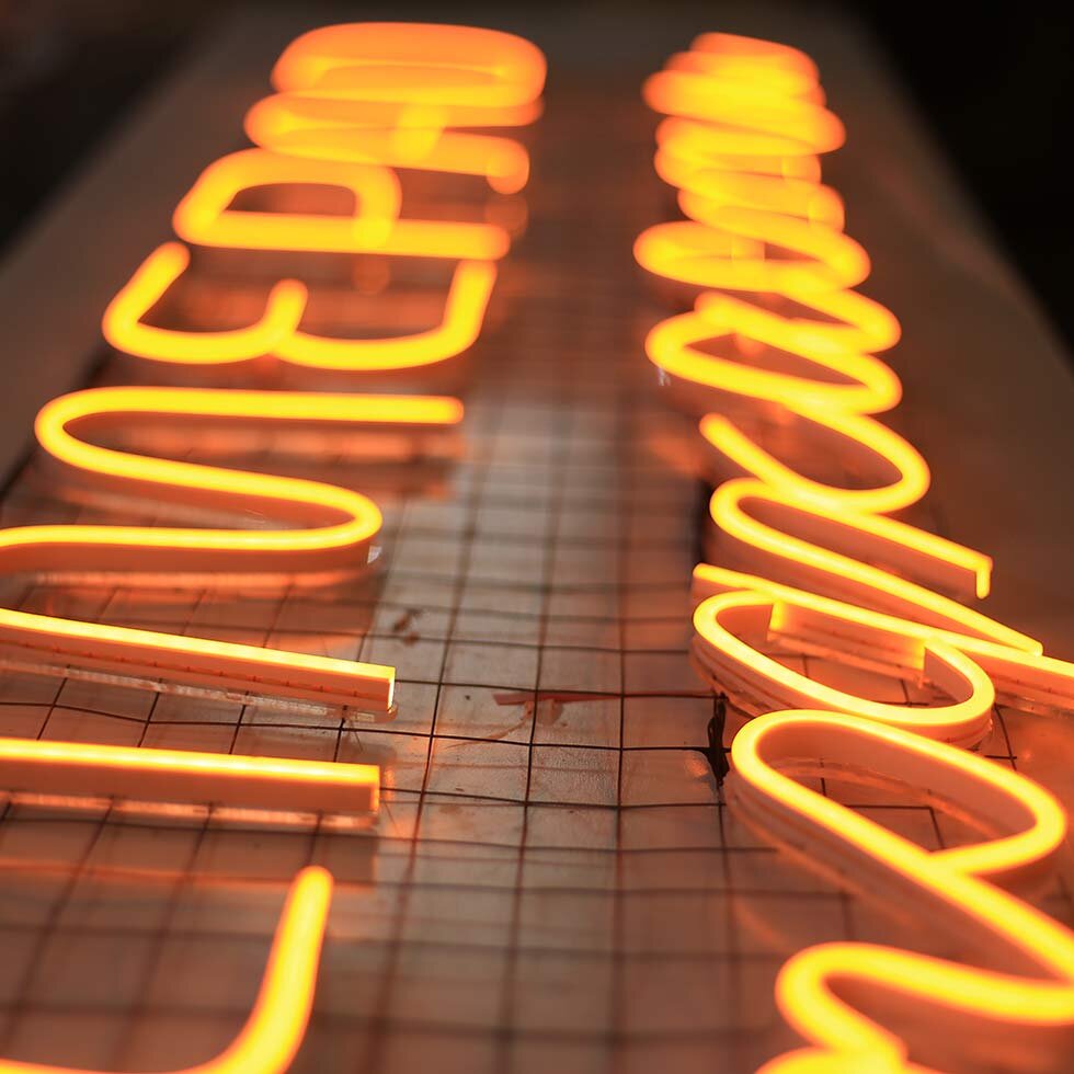 Изготовление неоновой подсветки. Изготовление неоновых. Холодный неон вывеска. Неоновая вывеска. Гибкий неон реклама.