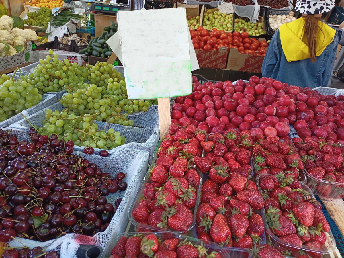 Фрукты, овощи, ягоды на рынке