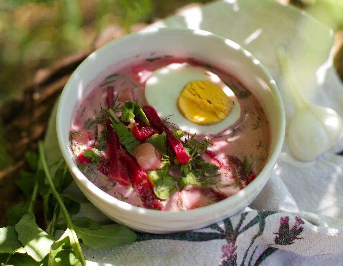 Освежающий летний суп от Даши Третьяковой: свекла, яйцо, картофель и много зелени. Рецепты здесь https://t.me/wellness_hedonism