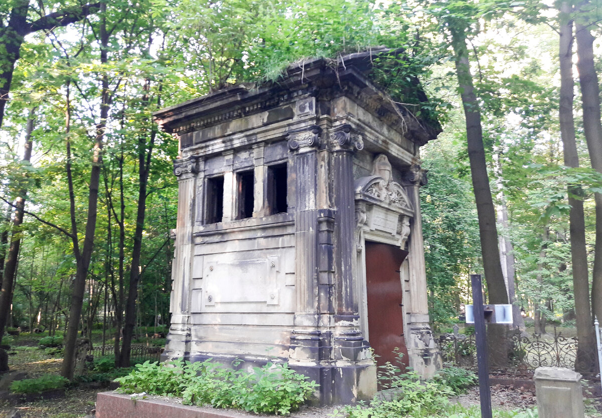 Один из немногих сохранившихся склепов (семьи Горвиц)