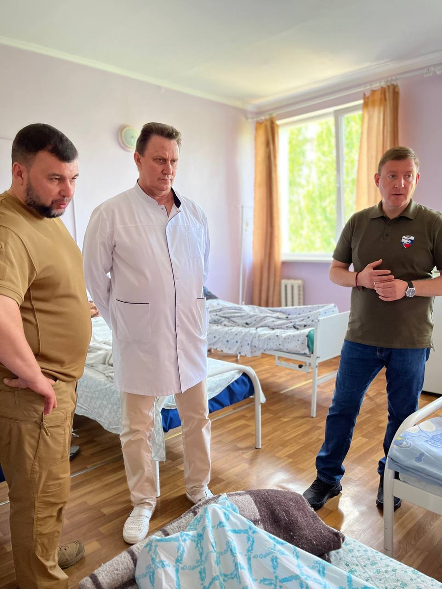 Денис Пушилин и Андрей Турчак проведали раненых в больнице Калинина