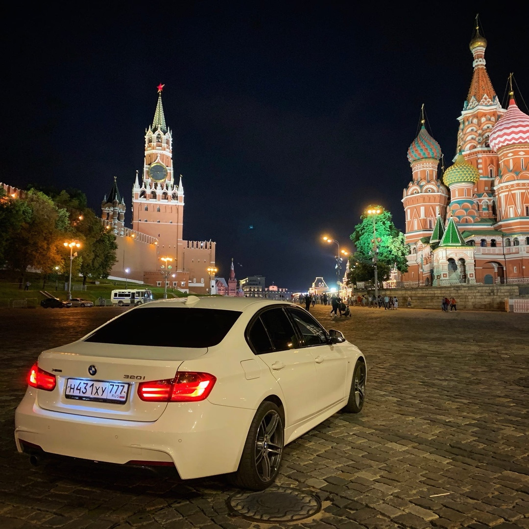 Машины московская область. BMW x5 у Кремля. БМВ е60 ночью около МГУ. БМВ м5 2022 ночью Москва. Шевроле Круз Москва Сити.