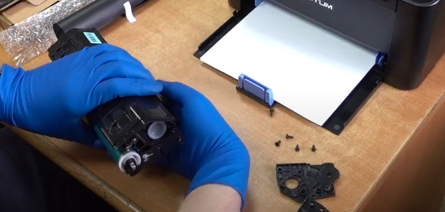 Устанавливаем боковую крышку с одной сторны